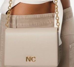 BANDOLERA TAPA CADENA BEIGE NOCO